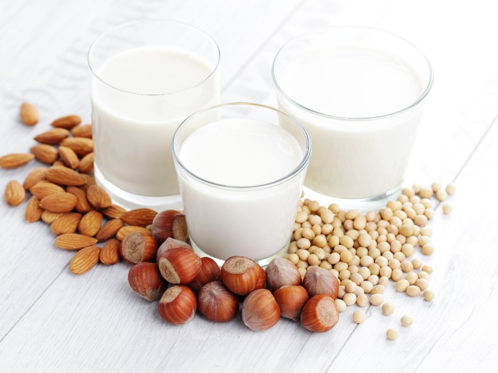 Растительное молоко можно в пост. Растительное молоко. Ореховое молоко. Растительные молочные продукты.
