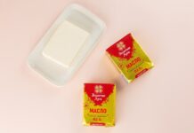 Молоко с маслом при больном горле: что в нём работает на самом деле