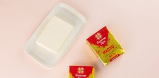 Молоко с маслом при больном горле: что в нём работает на самом деле