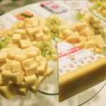 Как накрыть лёгкий новогодний стол: идеи с натуральным сыром