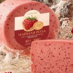 В Беларуси вернулся в продажу легендарный розовый сыр со вкусом малины и просекко